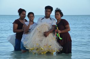 Unge med fiskenet, Kiribati